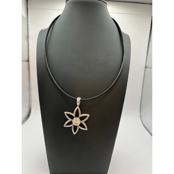 Silpada 925 Sterling Silver Open Flower CZ Pendant Necklace - Picture 1 of 3